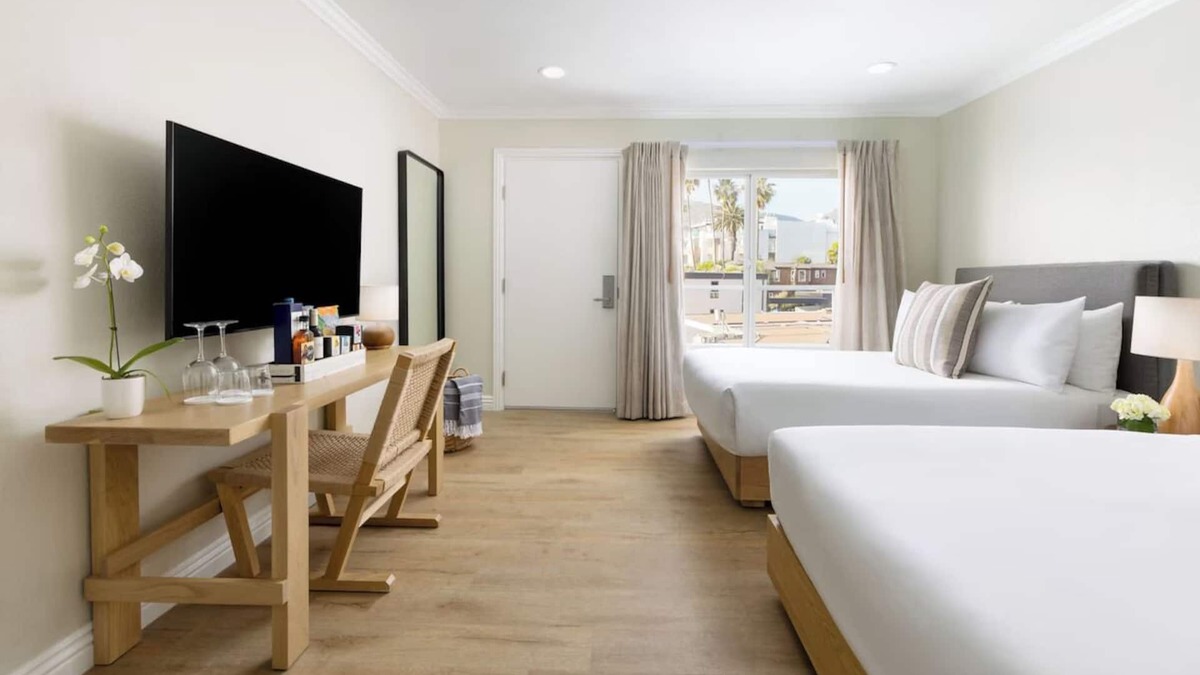 Laguna Beach Hotel | Relax in a Beachfront Room with Outdoor Pools, and Nearby Art Galleries