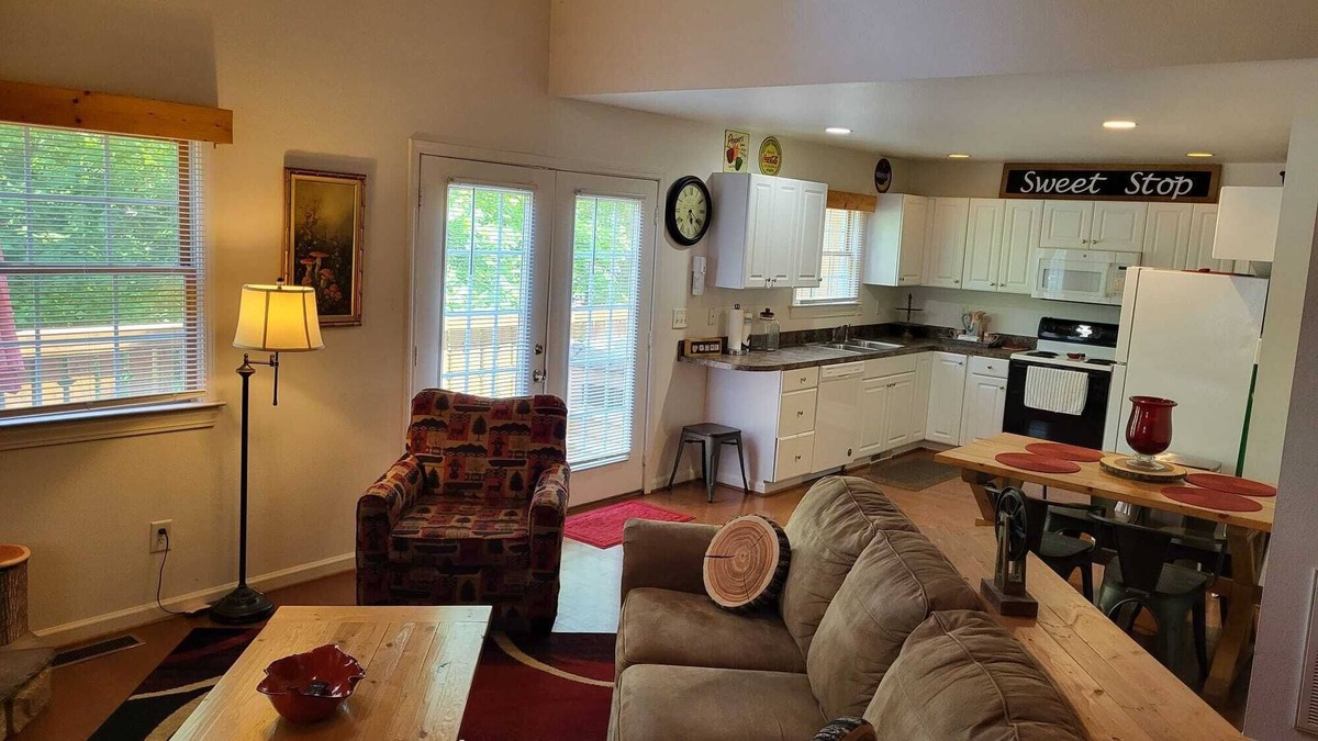 Helen Cottage | Relax in comfort at the Alpine Cottage 2 which is centrally located in Helen.