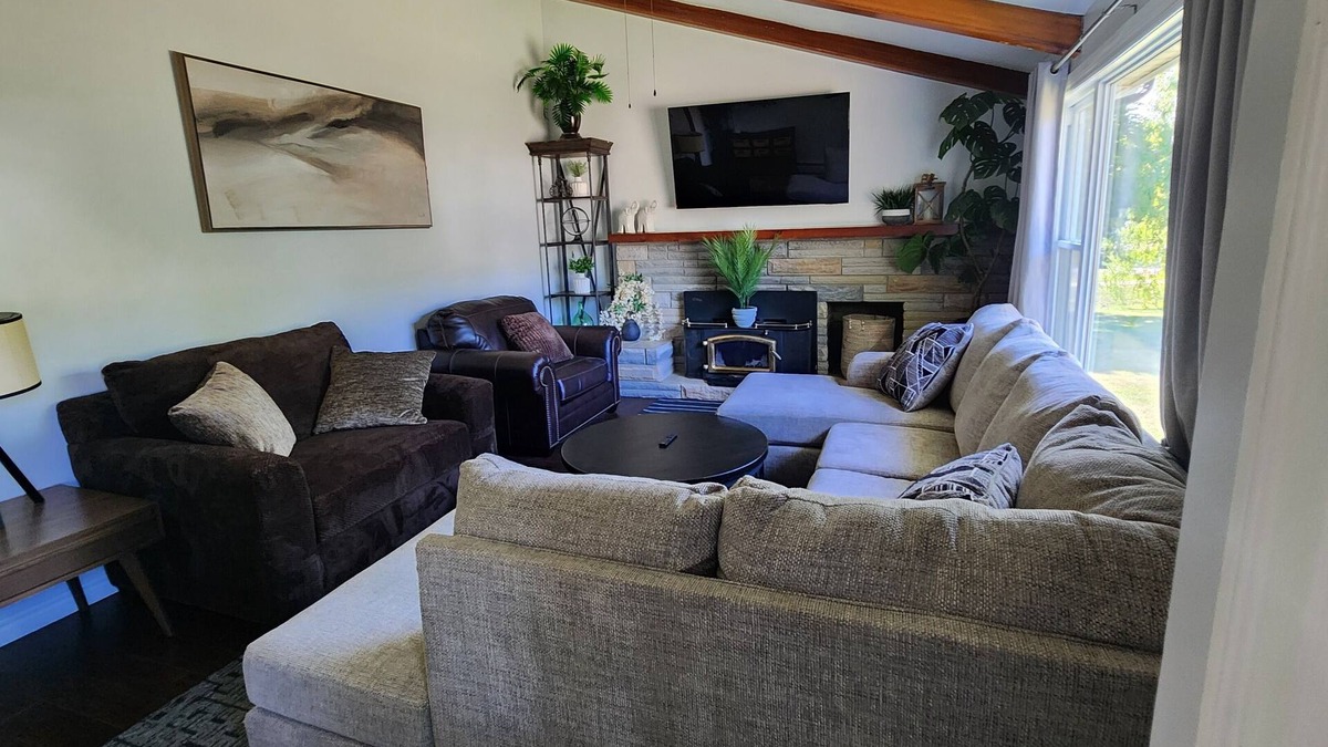 Cornwall House | Relax in Comfort -Family/Group travel or Temporary Relocation!
