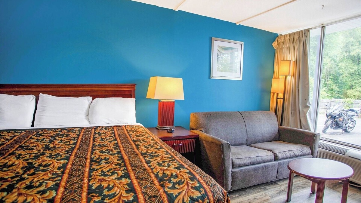 Kernersville Hotel | Relax in Comfort with a King-Sized Bed and Free Parking Included