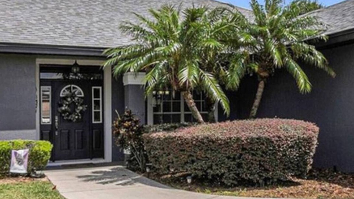 Lakeland House | Relax in Heated Saltwater Pool w/Screened Lanai