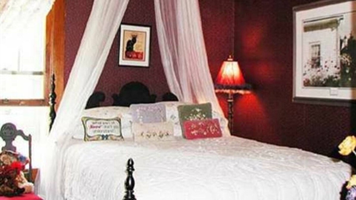 Birchwood Apartment | Relax in our Parlor Room at The Cobblestone Bed & Breakfast