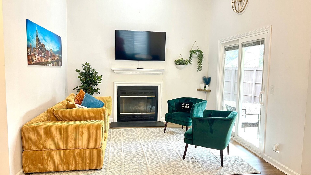 Heron Walk House | Relax in our stylish Modern Home. Privacy fence, pets allowed!