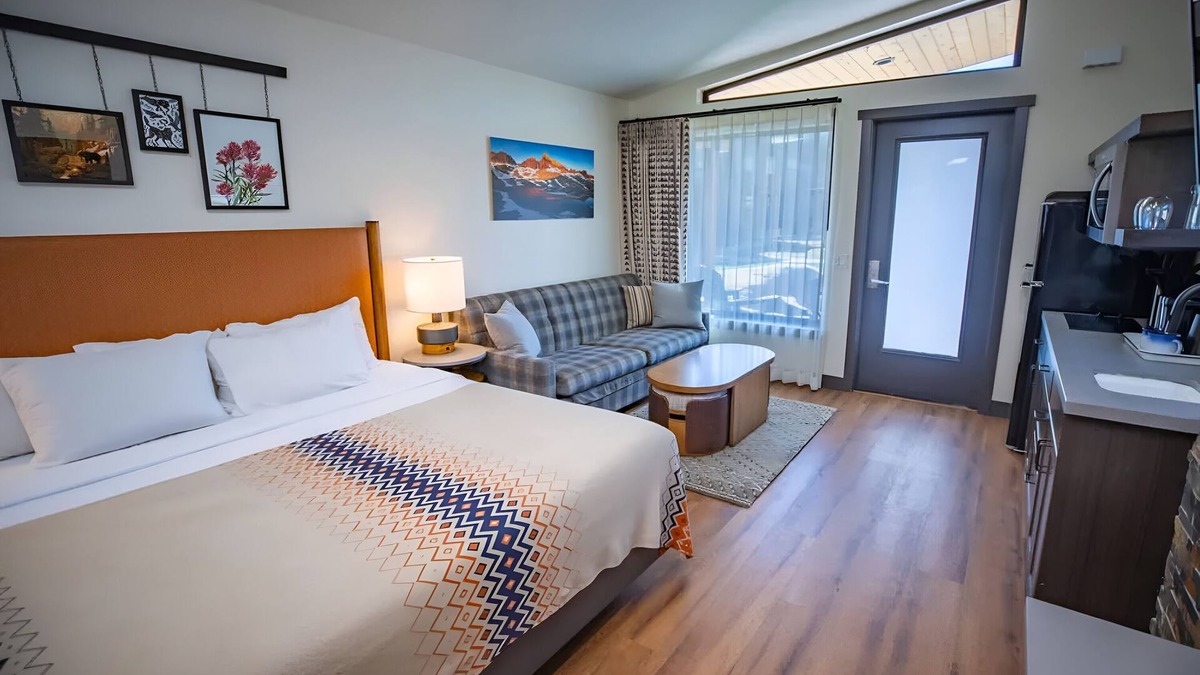 Mammoth Lakes Hotel | Relax in Spacious Alpine Room w/ Mountain Shuttle, Gear Rentals & Lake Trails