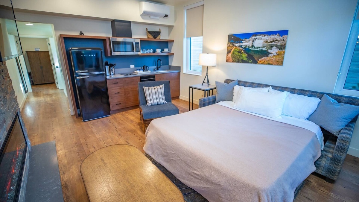 Mammoth Lakes Hotel | Relax in Spacious Alpine Room with Shuttle, Gear Rentals & Sherwin Lakes