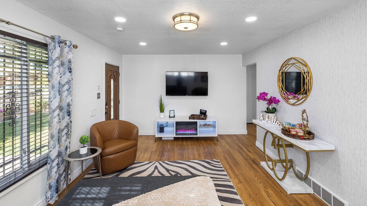 Twin Lakes House | Relax in Style - Modern 3-Bedroom Home with all the Amenities