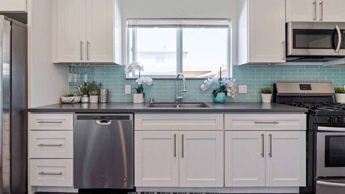 Oakland House | Relax in the bay. City View. Free parking on site.