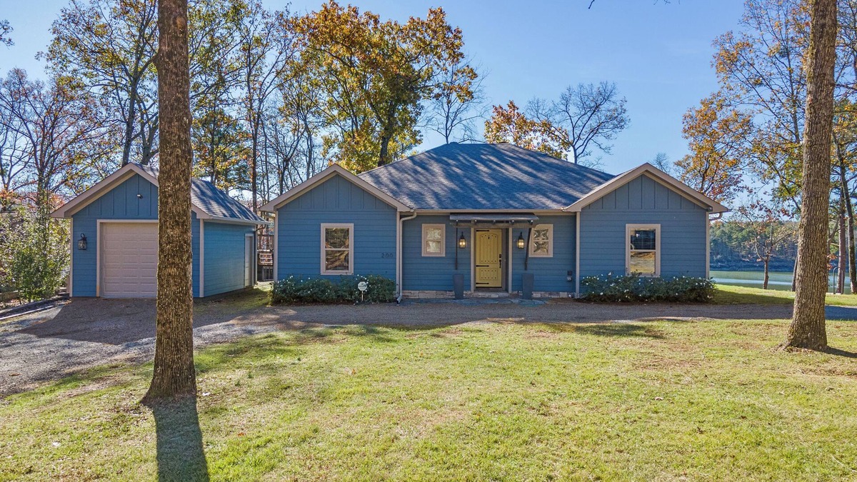 Clinton House | Relax in the Blue Cottage Retreat w/lakefront views & walk down access to water