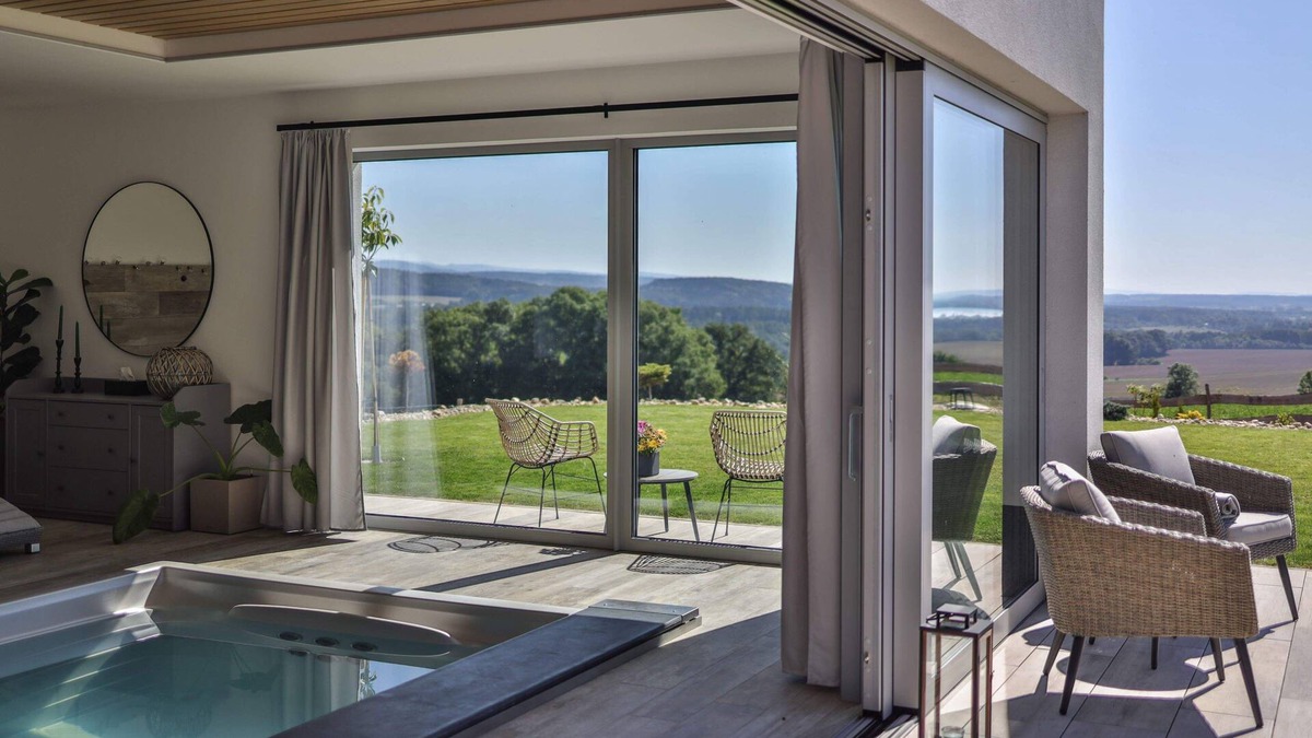 Zernov Villa | Relax in the Shire - private interior pool/sauna/jacuzzi/view