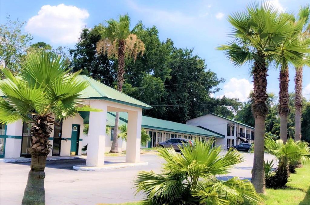 Windsor Forest Hotel | Relax Inn Savannah