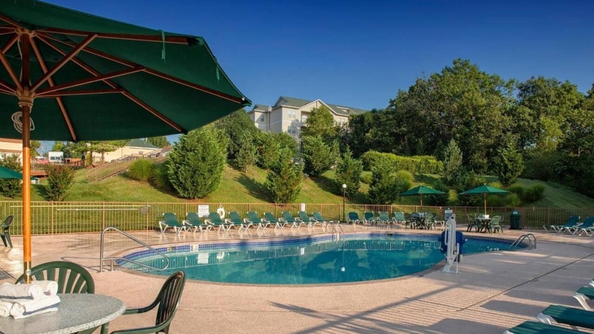 Branson Hotel | Relax Near Moonshine Beach – Balcony, Kitchen & Family Gathering Space | 3 Units
