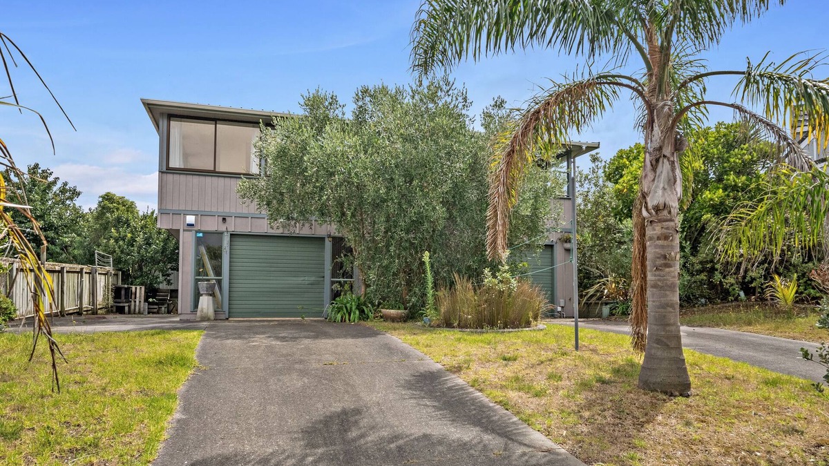 Kapiti Coast House | Relax on Queens - Waikanae Beach Holiday Home