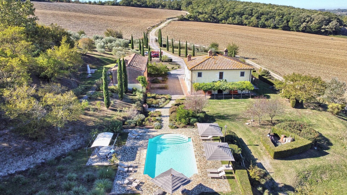 Peccioli Villa | Relax & rejuvenate in this lux countryside villa!