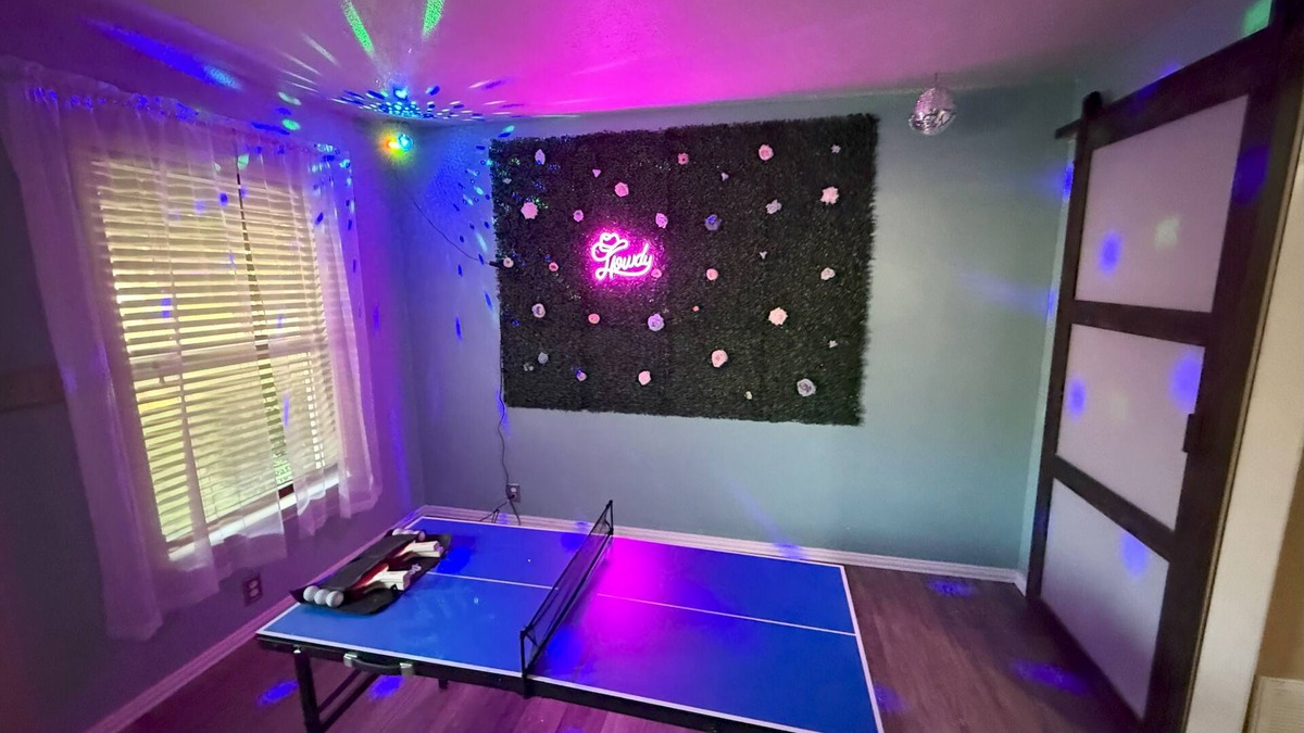 River Oaks House | Relax, Snap, and Stream In Style. Spacious 4 King Bed Room w/Game Room.