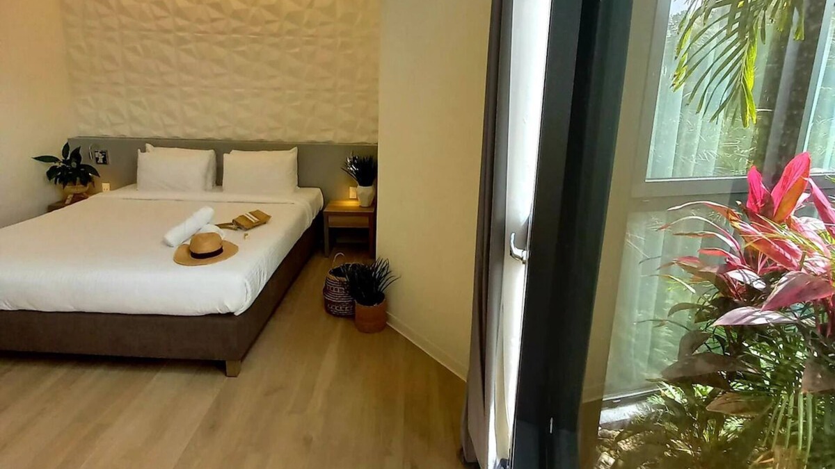 Maho Hotel | Relax, Swim & Shop – Marina Plaza Access in Cupecoy