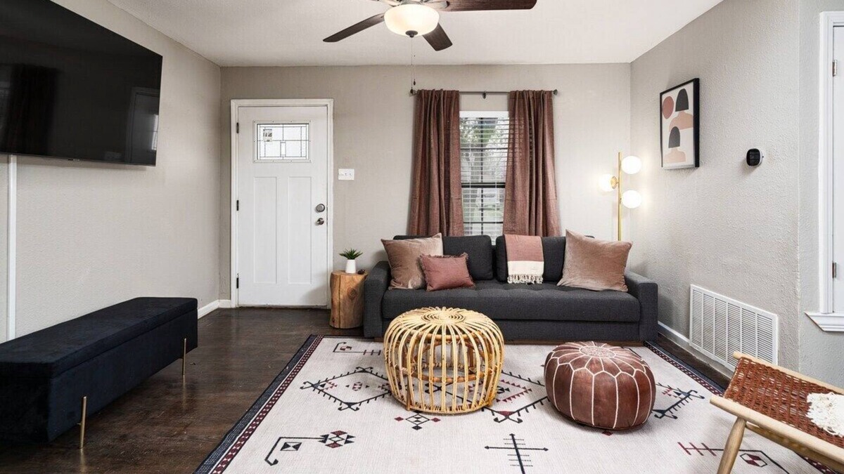 Northwest Los Angeles Heights House | Relax @ The Red Door ☆ Central ☆ Near Quarry & Zoo