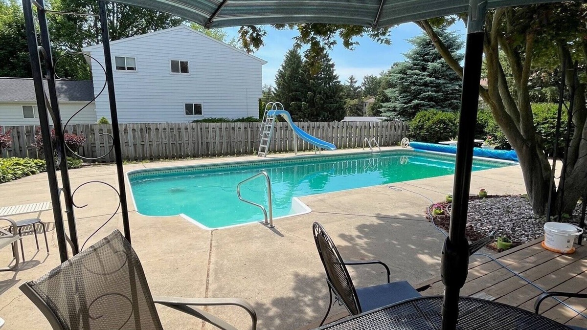 Haslett House | Relaxing 3bdr/2bth home with pool near MSU & parks