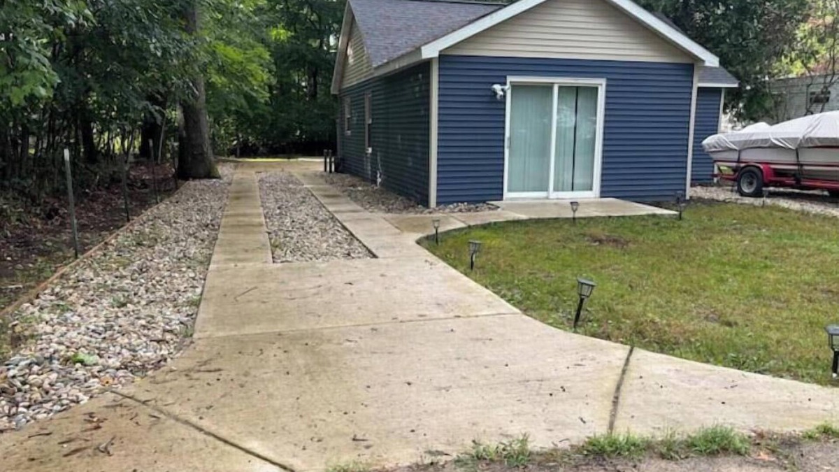 Newaygo Cottage | Relax while exploring!