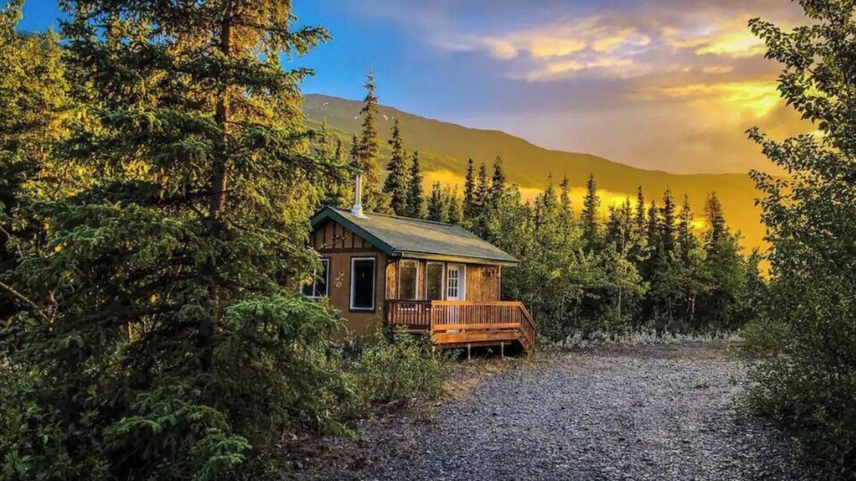 Knik River Cabin | Relax with amazing 360° mountain views in this cozy Alaskan tiny cabin!