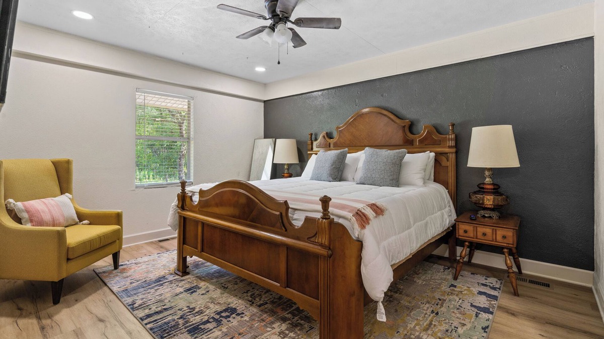 Hot Springs Cottage | Relax with your family and friends at this peaceful place to stay. nn