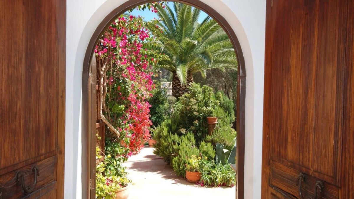 S'Arraco House | Relaxation in Mediterranean garden landscape at the large private pool