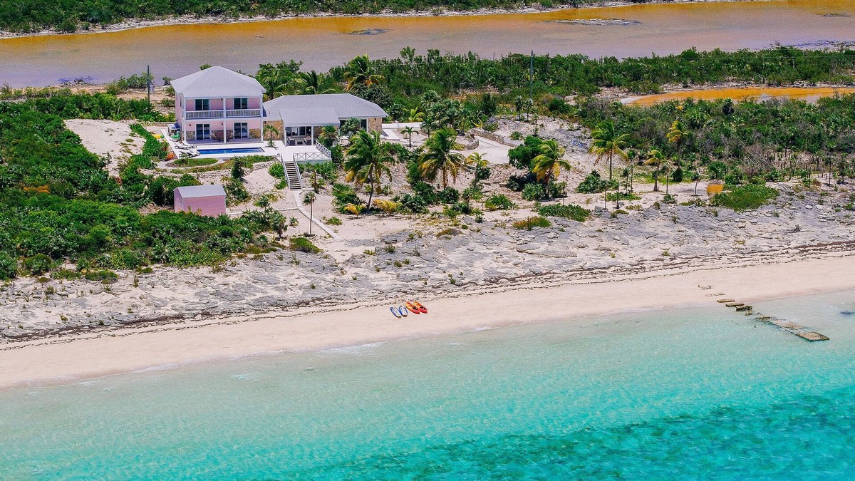William's Town House | Relaxation, Seclusion and Luxury - all beachfront and poolside