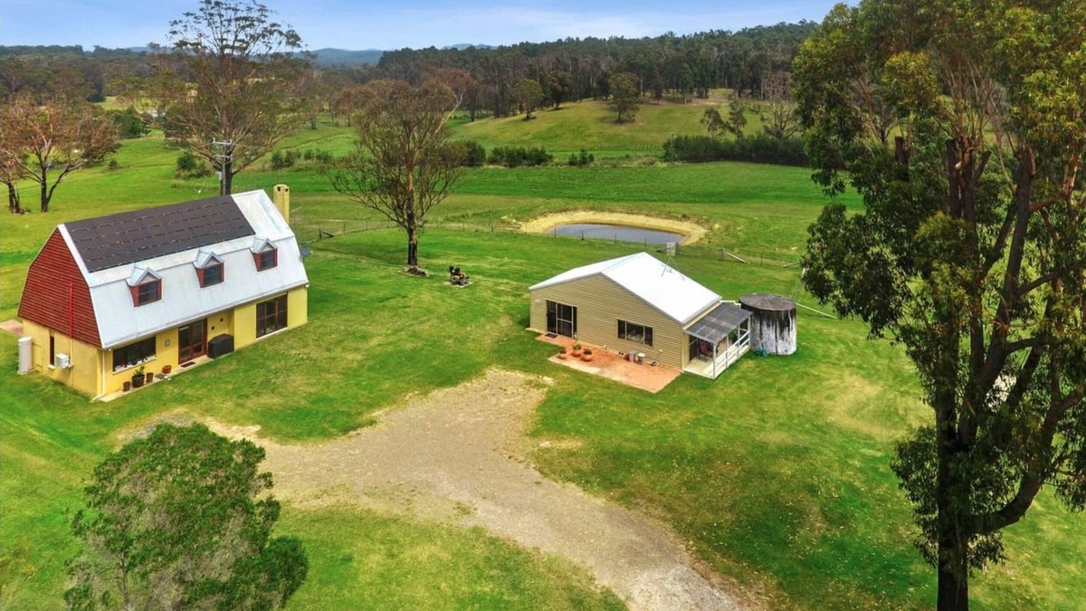 Woodlands House | Relaxed acreage 5 minutes from the beach.