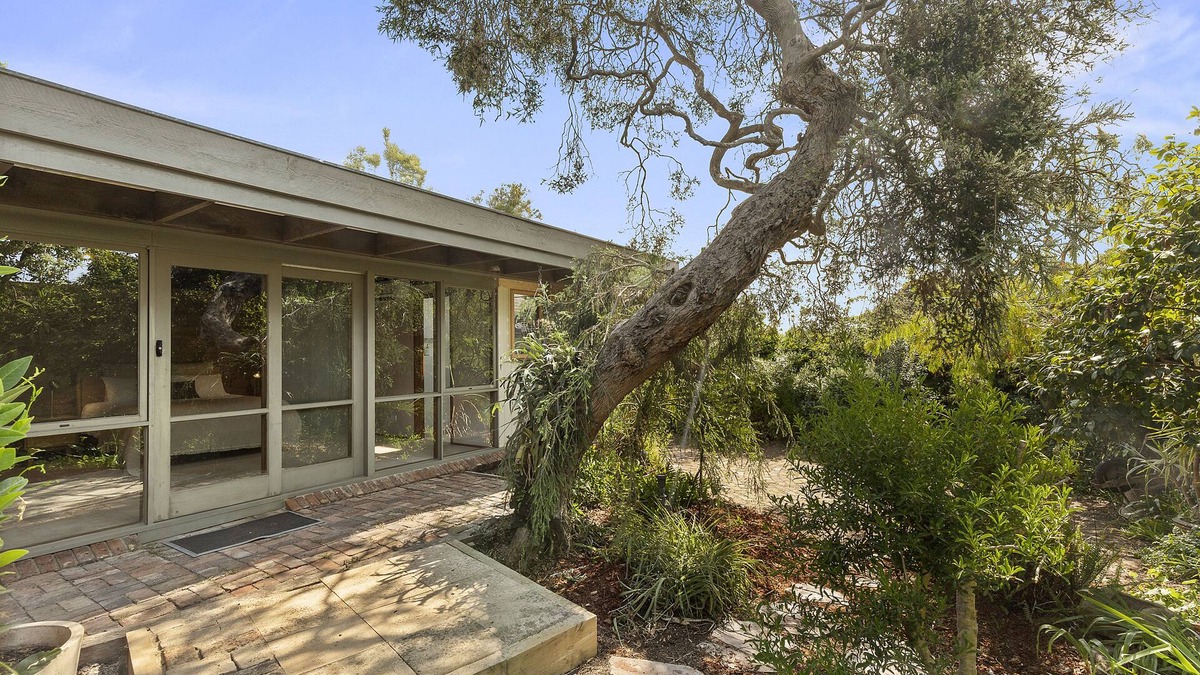 Ocean Grove House | Relaxed in Ocean Grove. Stylish mid-century home in garden setting.