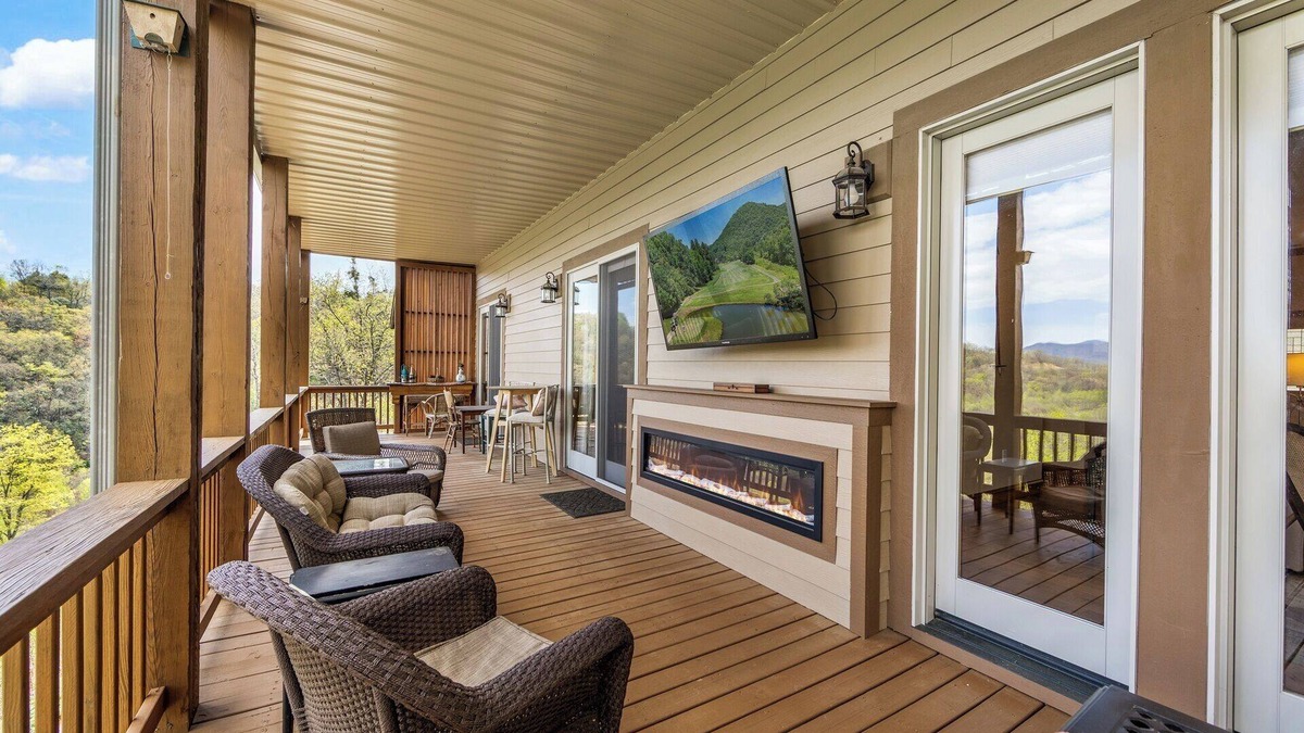 Whittier Condo | Relaxed Retreat with Premiere Location and Views, Only 6 Steps to Get In, Garage