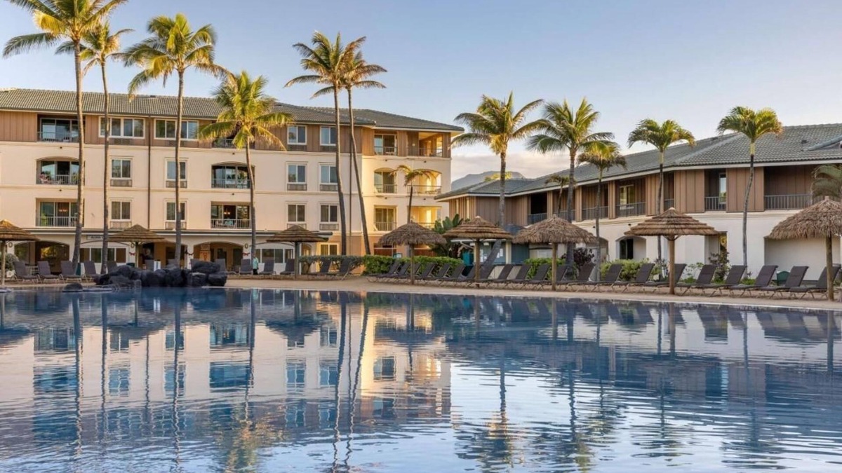 Poipu Hotel | Relaxed Suite Near Shipwreck Beach + Parking & Pool Access + Kitchen