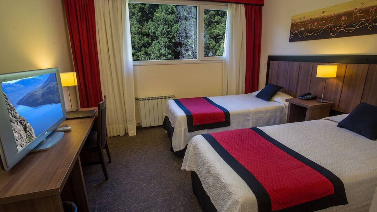 San Carlos de Bariloche Hotel | Relaxing Retreat: Stunning Views, Close to Nahuel Huapi Lake with Heated Pool