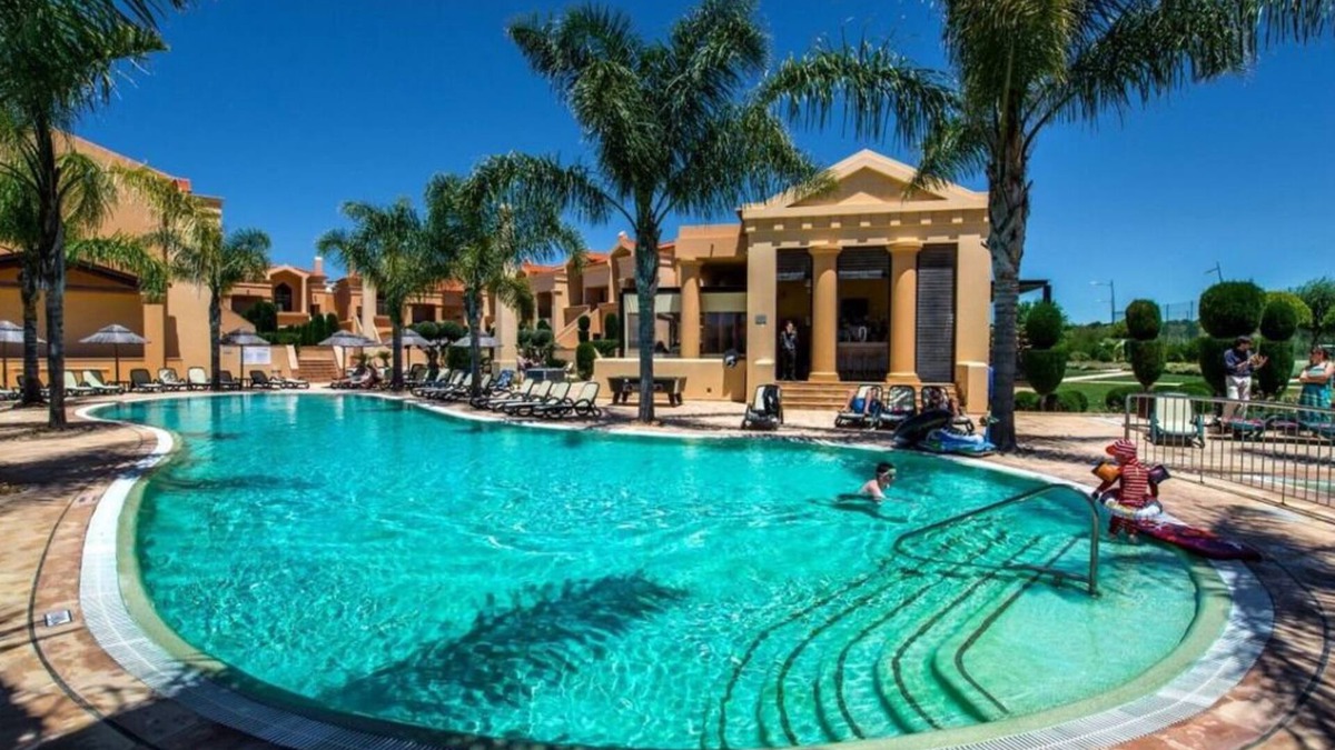 Praia da Luz Hotel | Relaxing 1BR Apartment with Full Kitchen! Outdoor Swimming Pool, Free Parking!