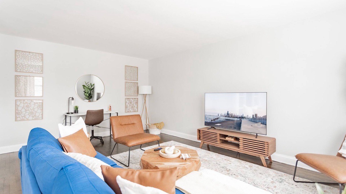 Rogers Park Apartment | Relaxing 2BR Apartment in Lively West Rogers Park
