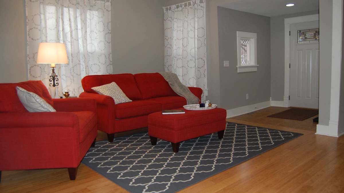 Lee's Summit House | Relaxing 3 bedroom home w/full kitchen & WiFi; walking distance to restauraunts