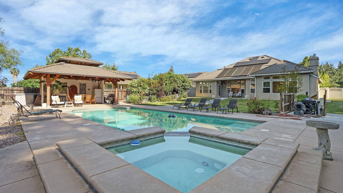 Walnut Grove House | Relaxing 3BAPool+Hot Tub Near the River & Wineries