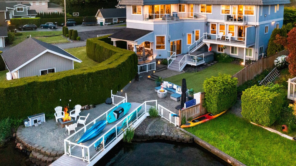 Lake Stevens House | Relaxing 4 bed, 4 bath, + private studio lakefront home on Lake Stevens!