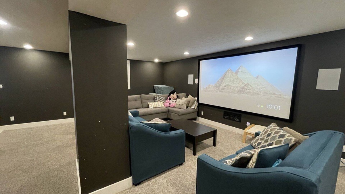 Bloomington House | Relaxing 4 Bedroom w/Theater, Large Deck