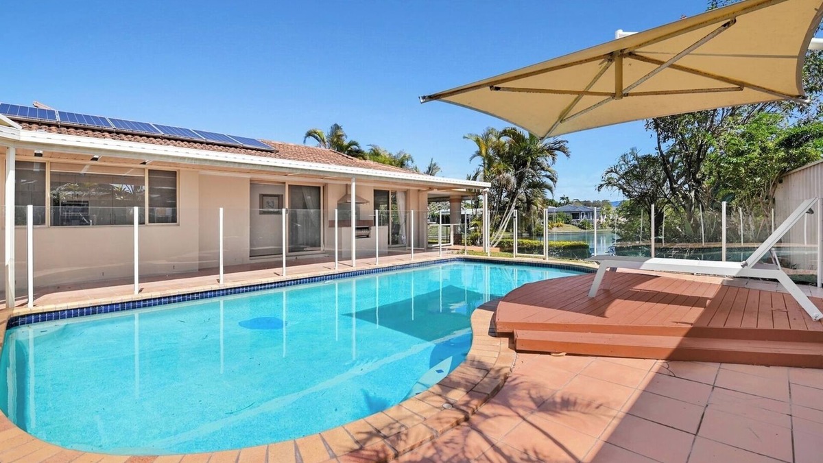 Robina House | Relaxing 4BR Robina Escape with Parking and Pool
