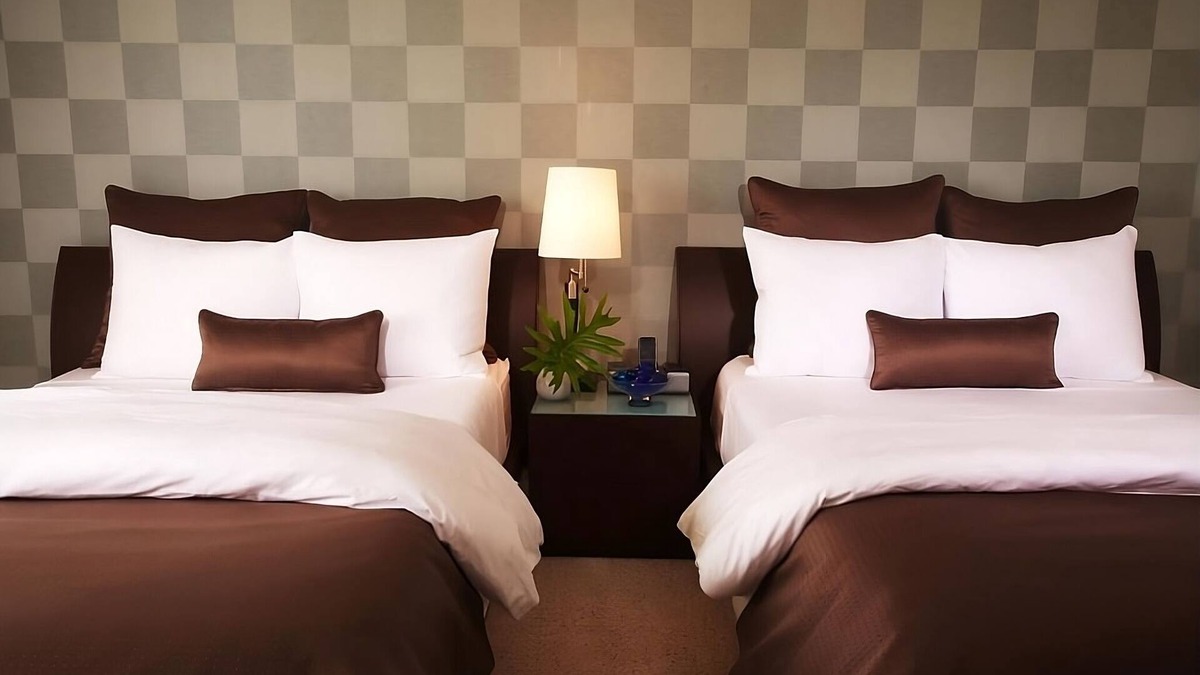 Ludlam Hotel | Relaxing Accommodation Close to Everything! Swimming Pool + Spa
