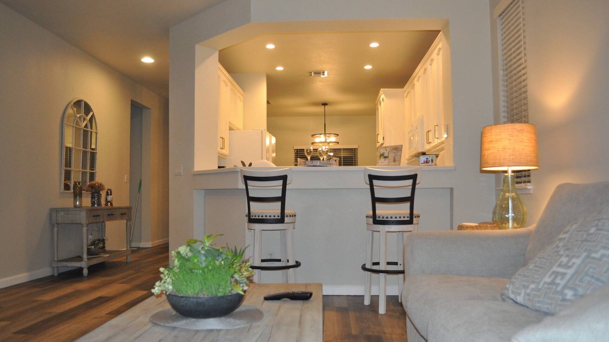 Roseville House | Relaxing and quite farmhouse style in Roseville. 1 mile from Aquatic Complex!