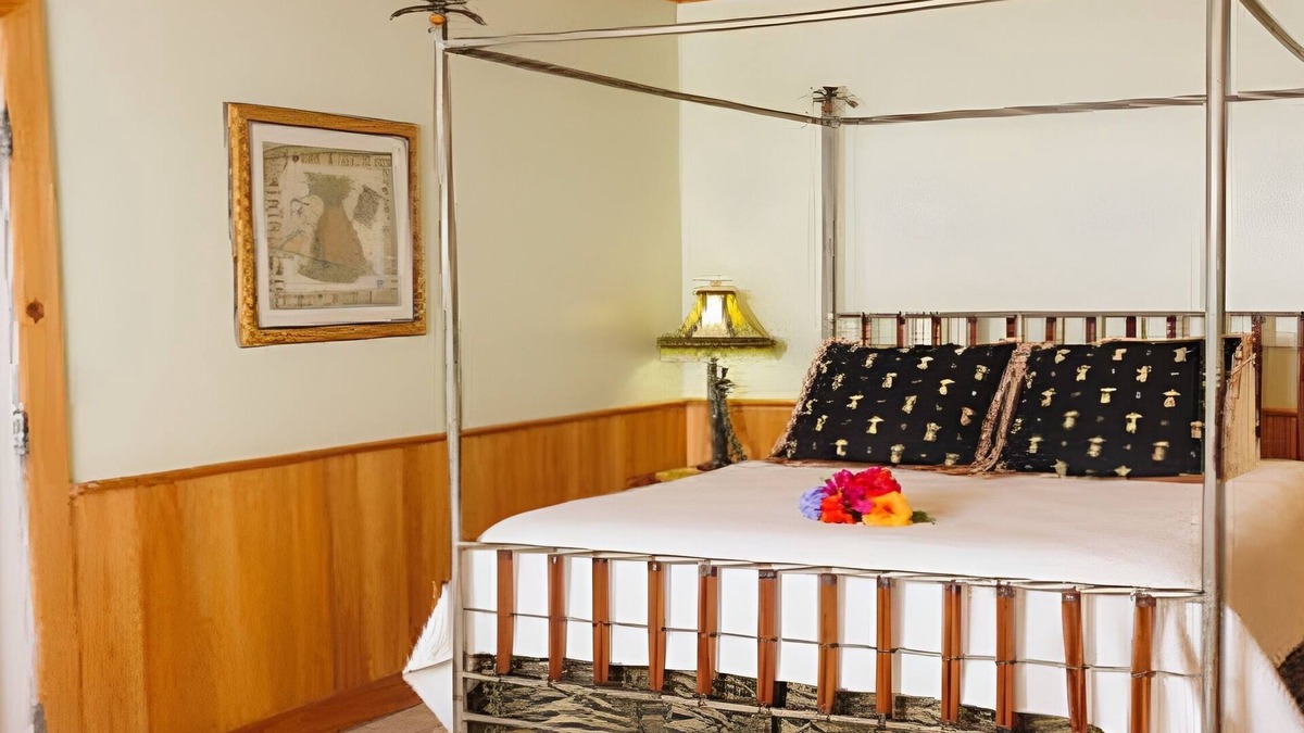 Captiva Hotel | Relaxing Bay Cottage | Kitchen | Free Parking | Outdoor Swimming Pool