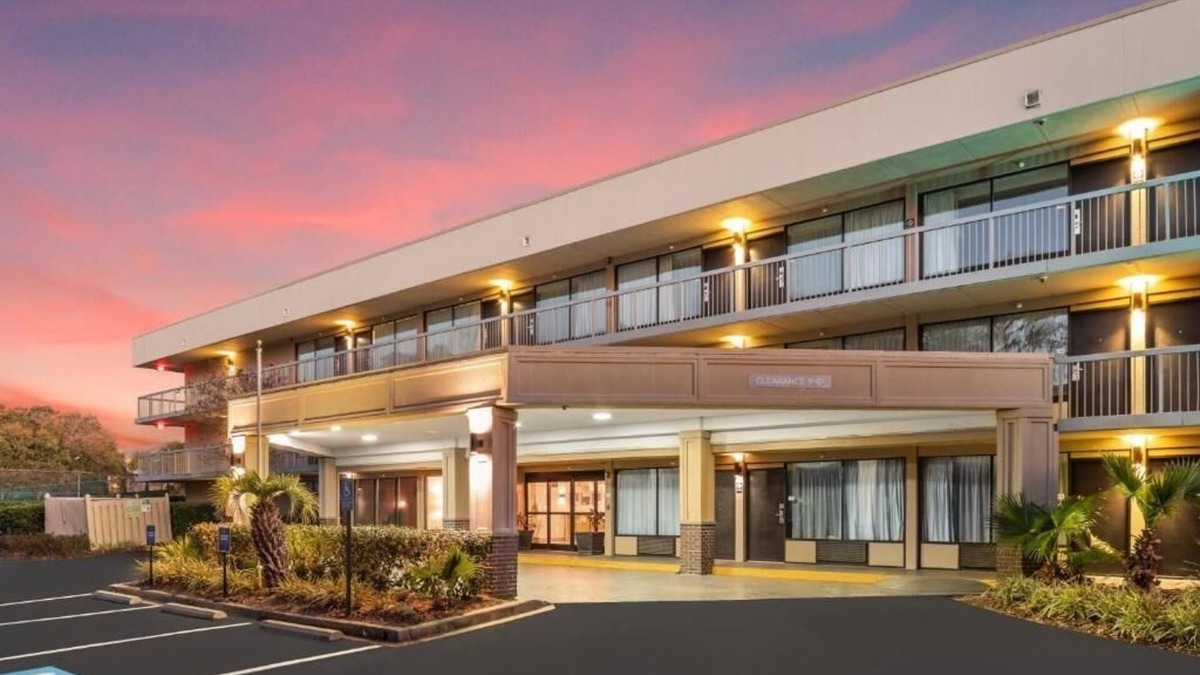 Hilton Head Hotel | Relaxing Beach Retreat! King Stay w/Free Breakfast & Outdoor Pool Access!