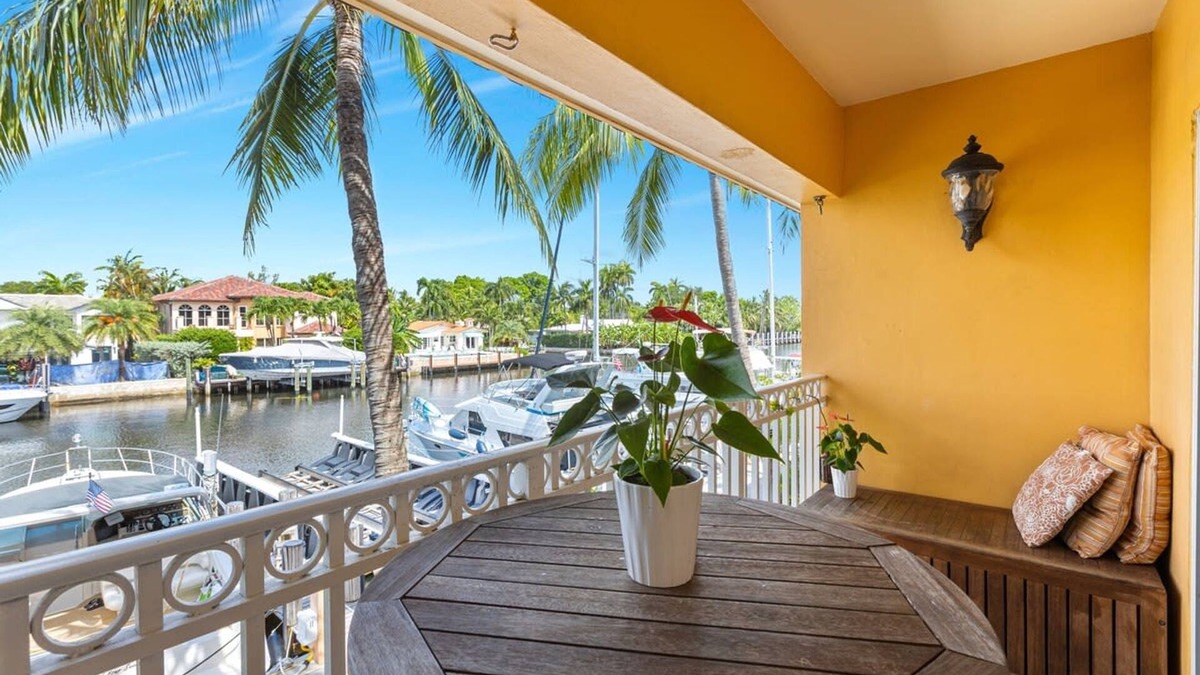 Hendricks and Venice Isles Apartment | Relaxing Beach Apt in las Olas Blvd