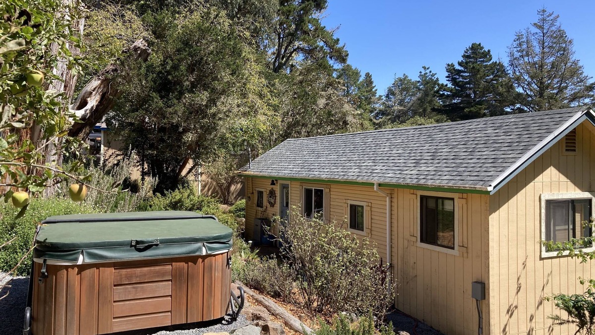 Bodega Bay Cottage | Relaxing Beekeeper's Cottage with hot tub