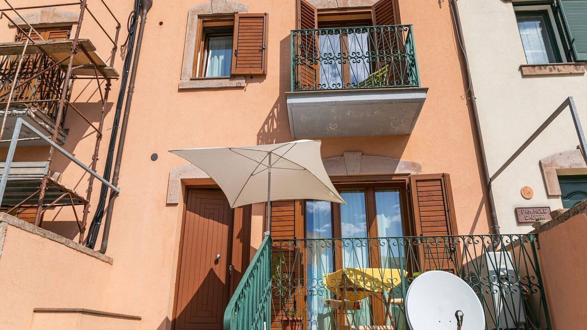 Bosa Historic Centre House | Relaxing Bosa Stay with Veranda