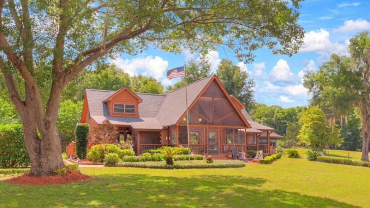 Lake Helen Apartment | Relaxing Cabin Retreat in the Tropical Room at the Cabin On The Lake!