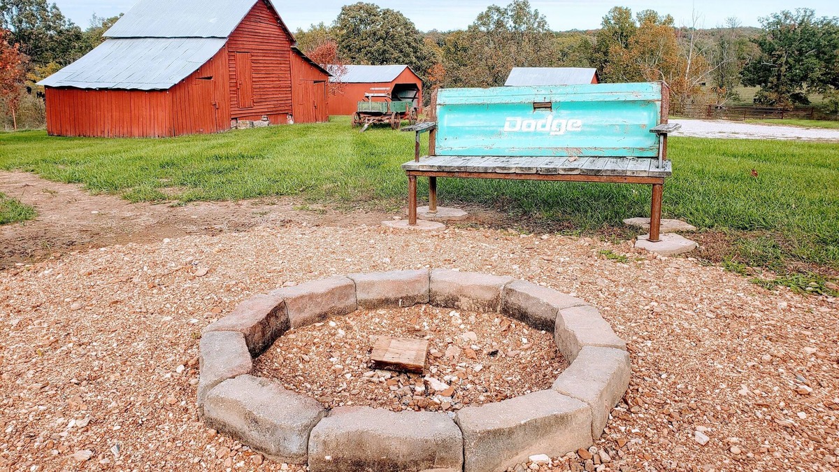 Vienna Cabin | Relaxing Cabin Retreat with Firepit and Large Party Deck