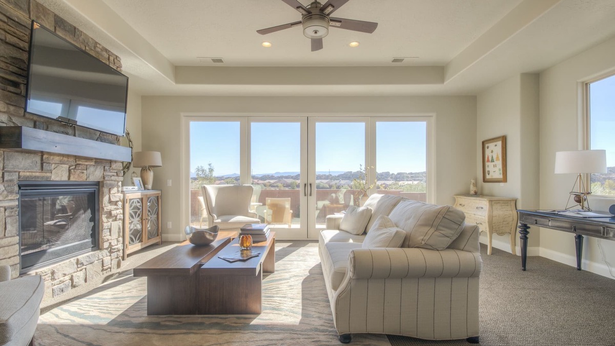 Washington House | Relaxing, Coral Ridge R&R! Pools Across the Street. Overlooking the Fish Pond