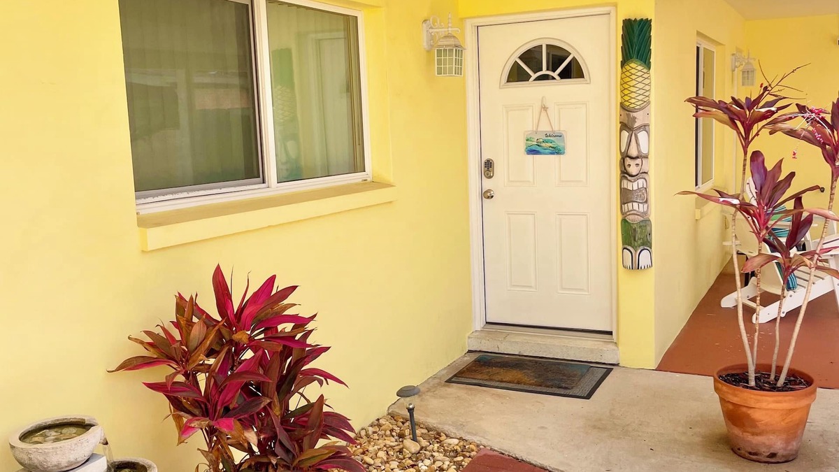 Cocoa Beach House | Relaxing Cottage blocks to Downtown, Beach, & River~Kayaks & bikes are provided!