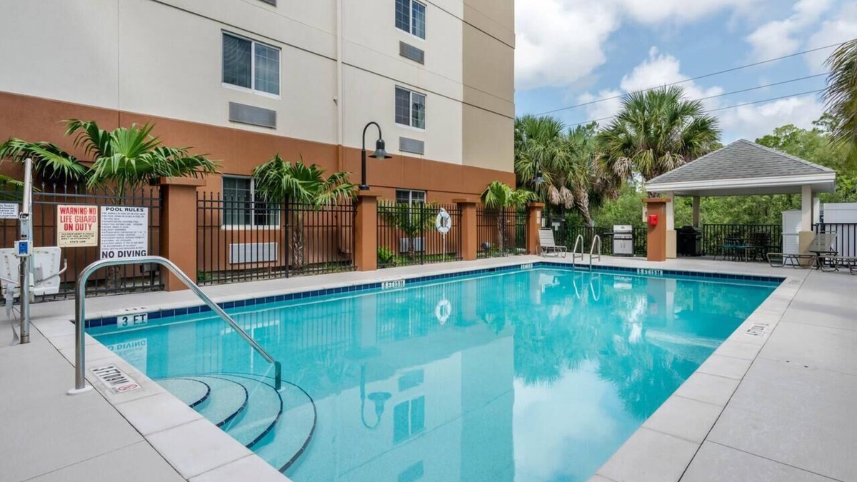 Biggar Hotel | Relaxing Couple Stay w/Outdoor Pool | Free Parking and Pets Allowed